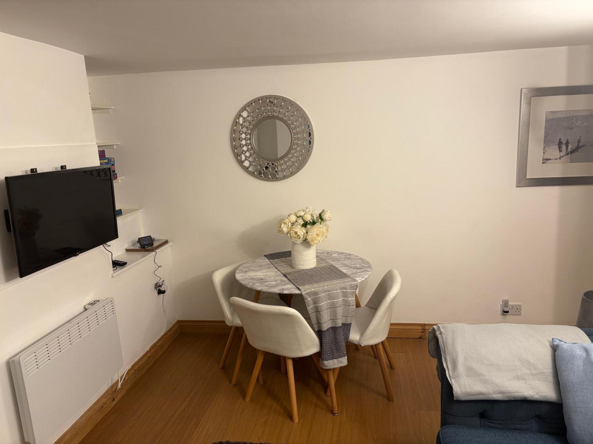Seaton, Devon, Two Bed Apartment, Just Off The Sea Front. Экстерьер фото